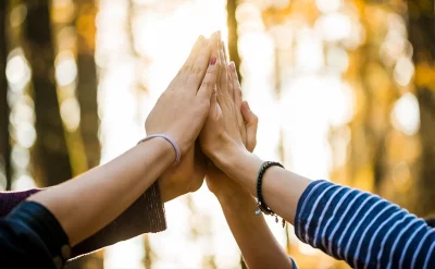 Persona reflexionando sobre su coherencia emocional y bienestar psicológico