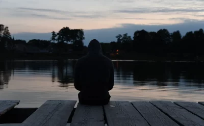 Persona reflexiva en un espacio de terapia psicológica, representando el cansancio emocional y el proceso de sanación personal