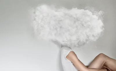 Persona pensativa con sensación de sobrepensar y ansiedad