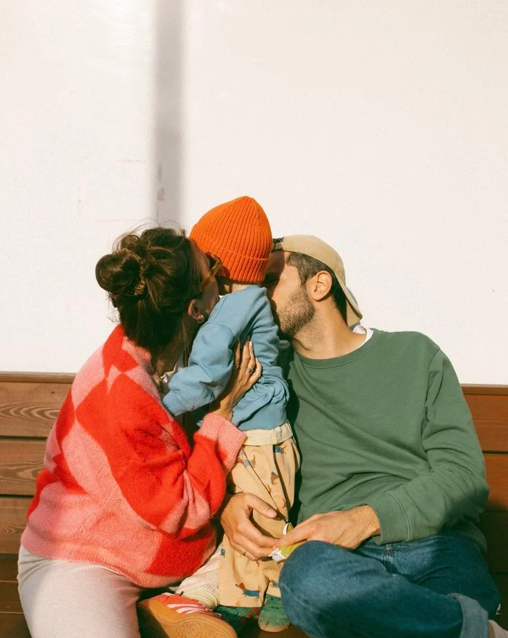 Familia acompañando el desarrollo infantil en un servicio de atención temprana en Móstoles