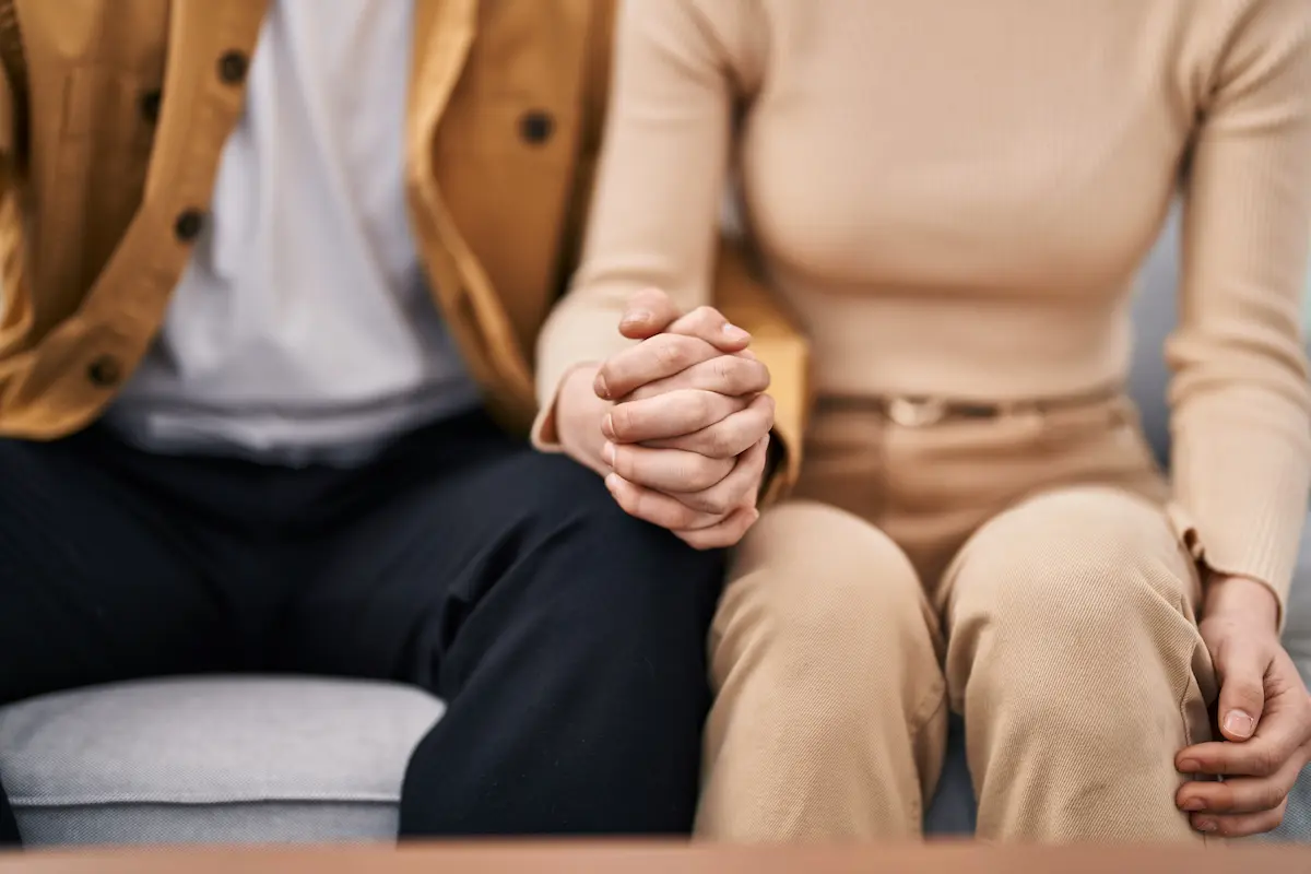 Pareja conversando en un entorno tranquilo, imagen de terapia de pareja en Móstoles