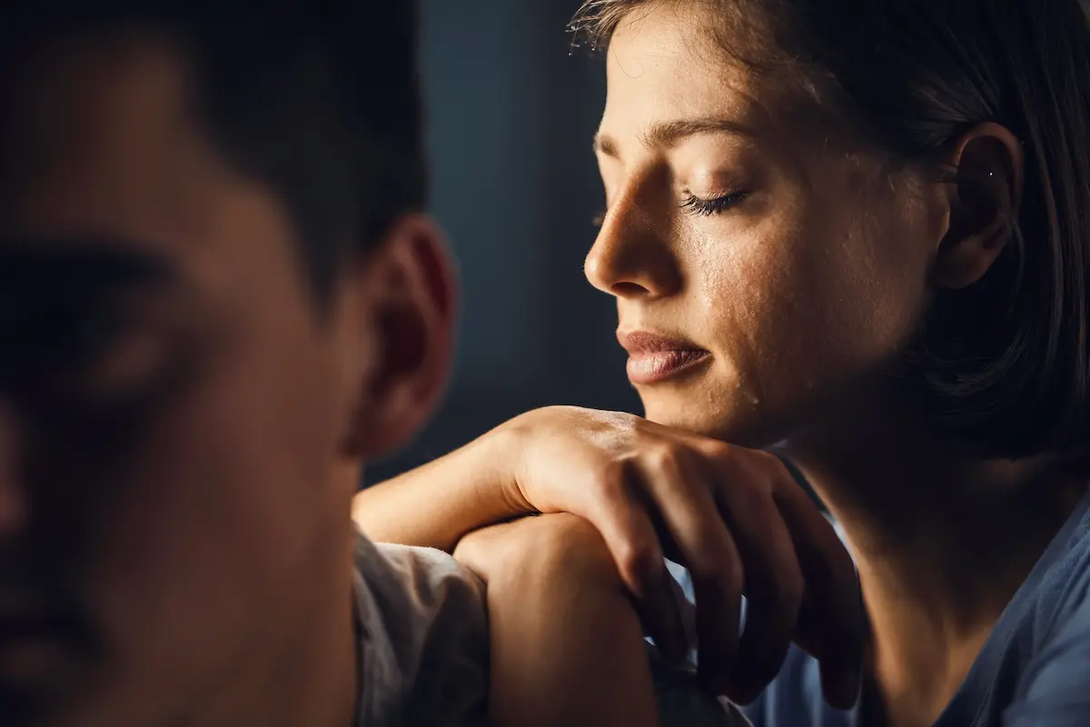 Mujer reflexionando sobre una relación, imagen de dependencia emocional en Móstoles