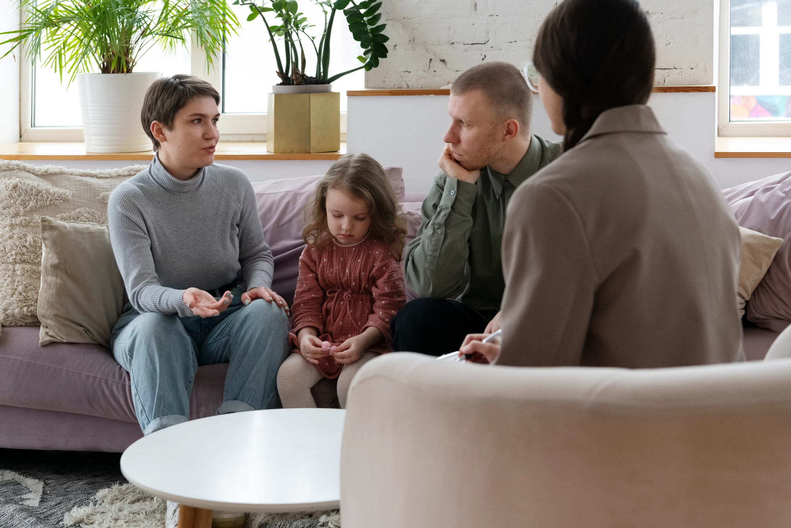 Familia con una niña durante una sesión de terapia familiar en Móstoles