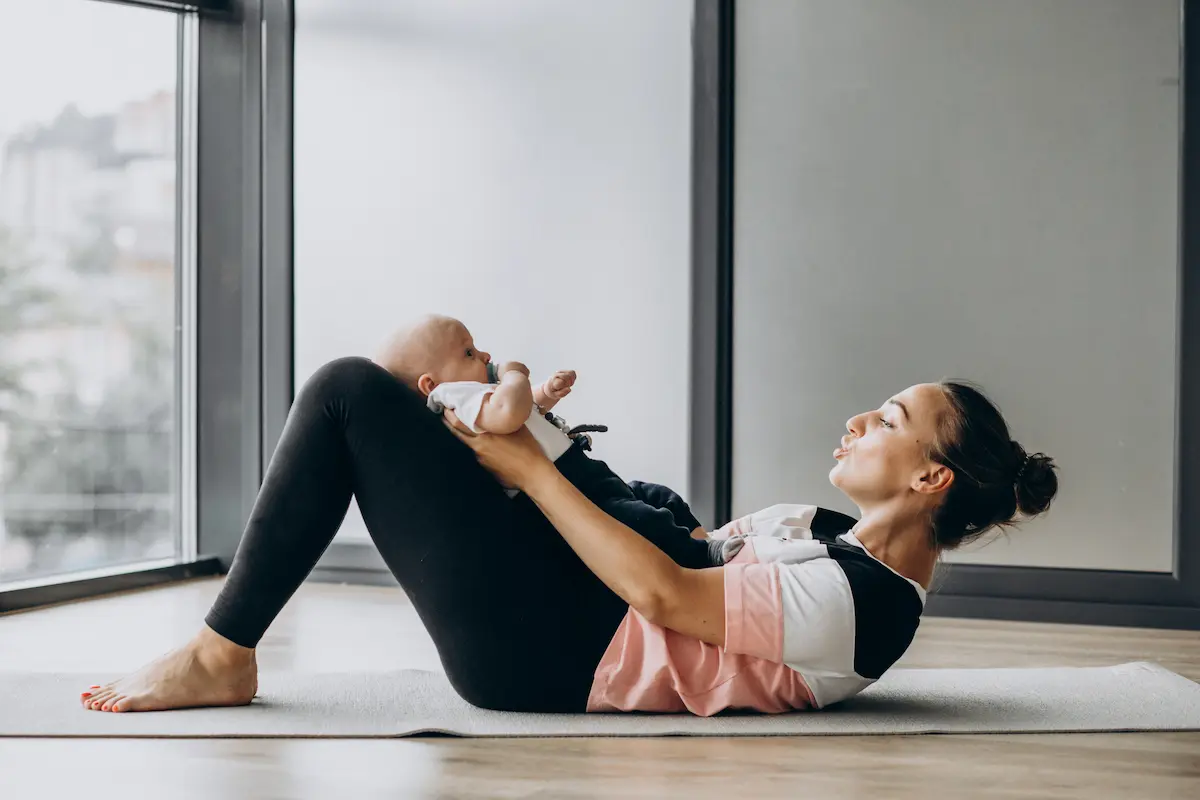 Mujer realizando ejercicio terapéutico con su bebé durante la recuperación posparto
