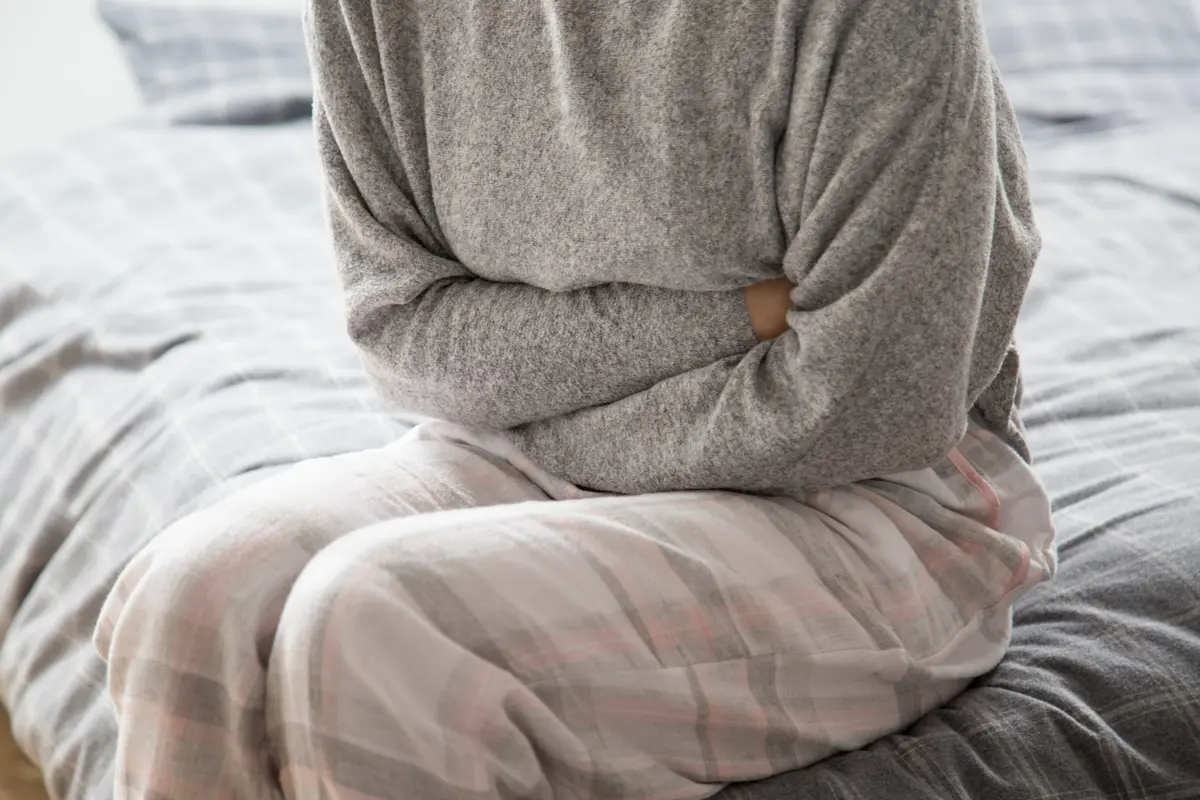 Mujer con síntomas de incontinencia urinaria antes de recibir fisioterapia de suelo pélvico en Móstoles