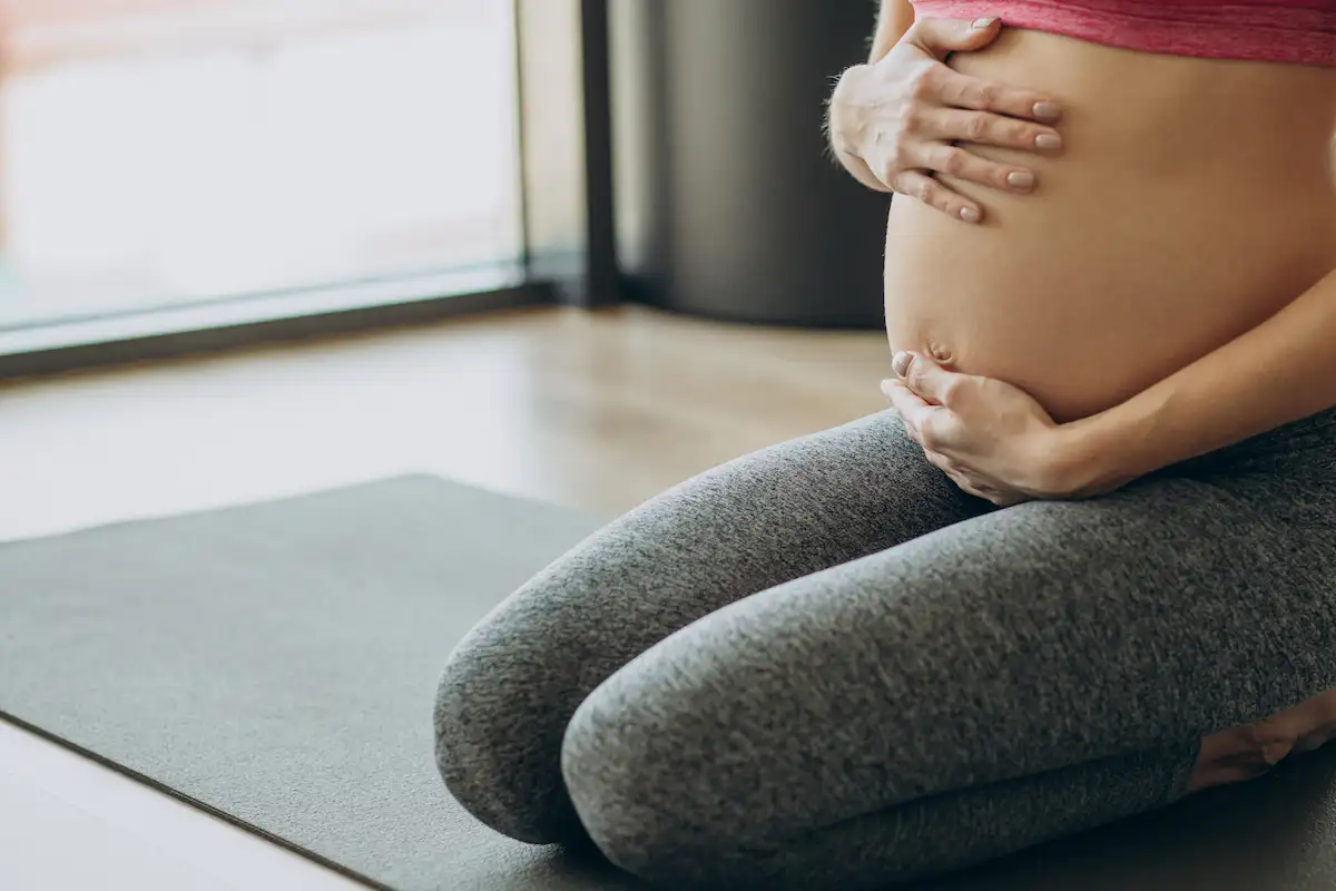 Mujer embarazada sosteniendo su vientre durante el acompañamiento de psicología perinatal en Móstoles